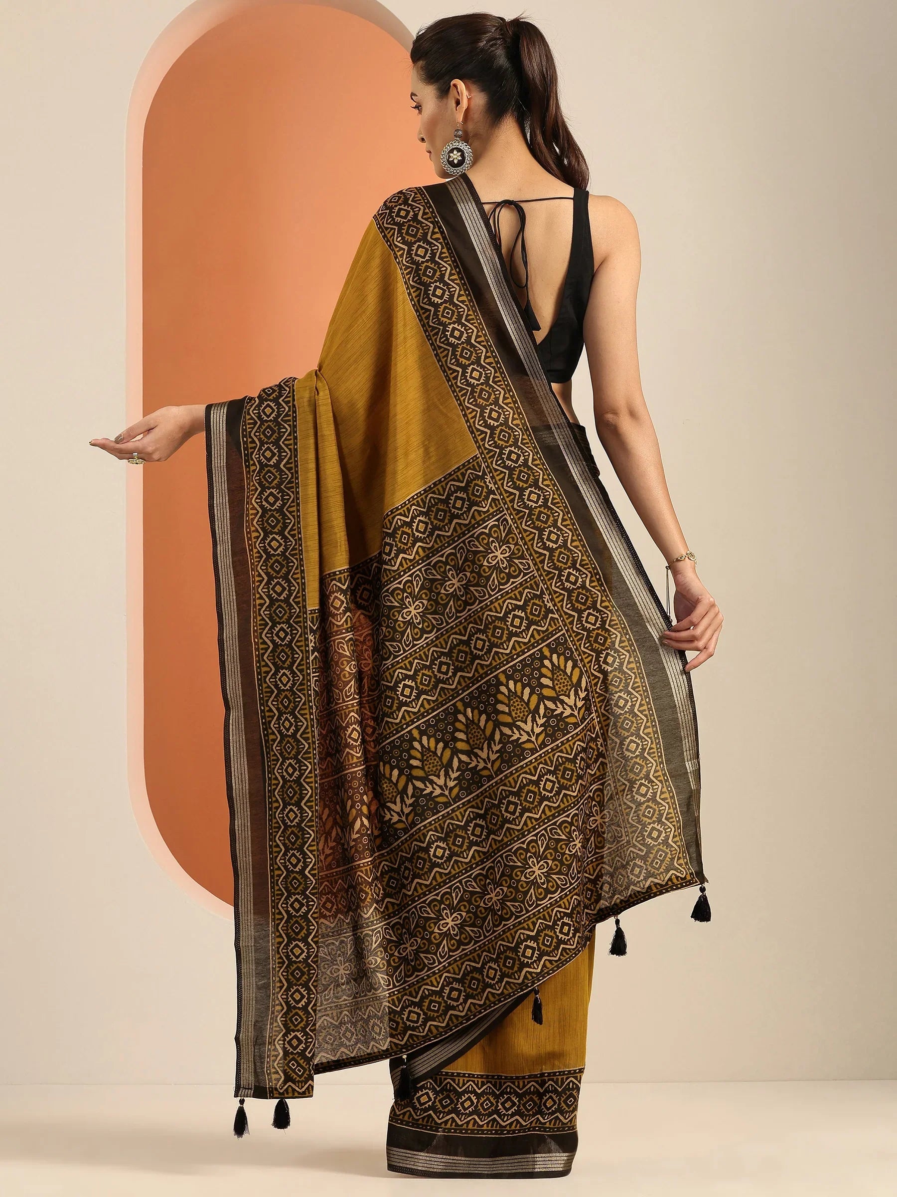 Mustard Printed Silk Blend Saree With Unstitched Blouse Piece