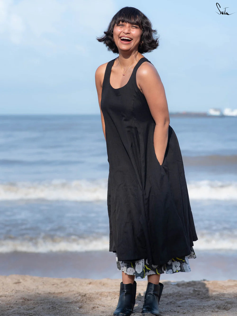 Sleeveless Black Dress with Two Side Pockets